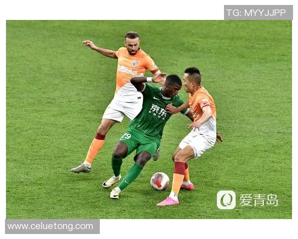 曼佐基头球破门助力大连英博迎来关键胜利展现强大团队精神